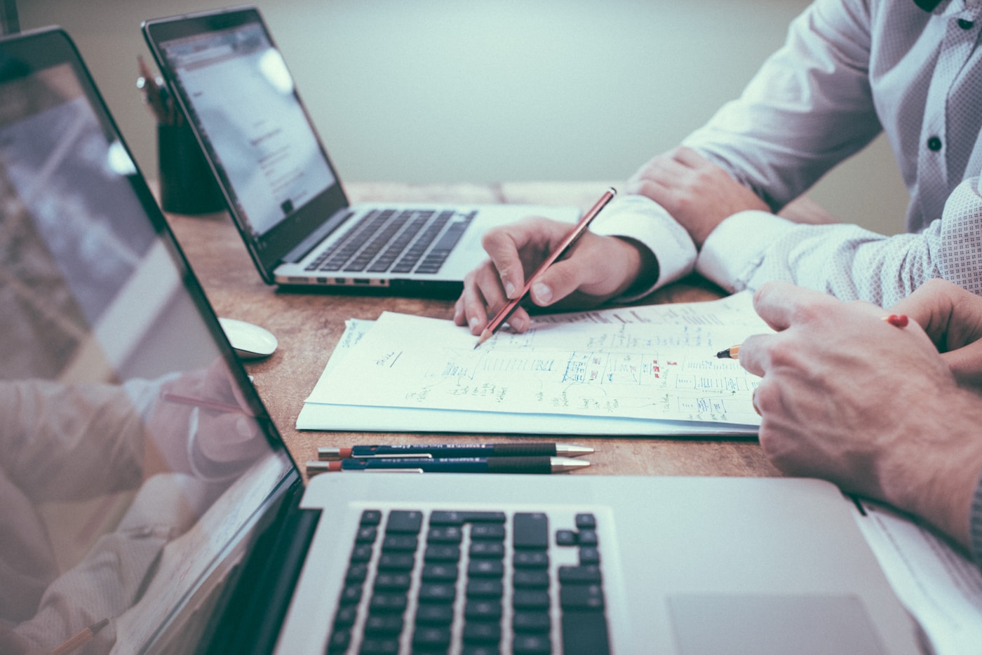 Professionnels préparant une séance de travail autour d'un ordinateur portable
